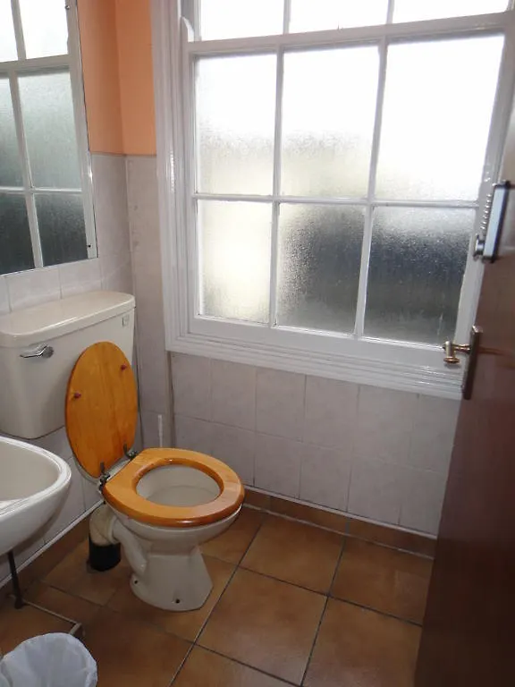 דבלין Inn On The Liffey Guesthouse לינה וארוחת בוקר